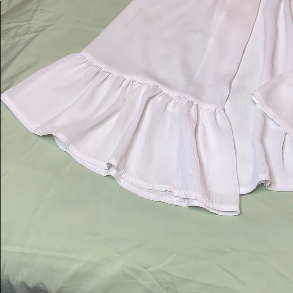 FLOWY WHITE COLD SHOULDER TOP!! - Picture 7 of 9